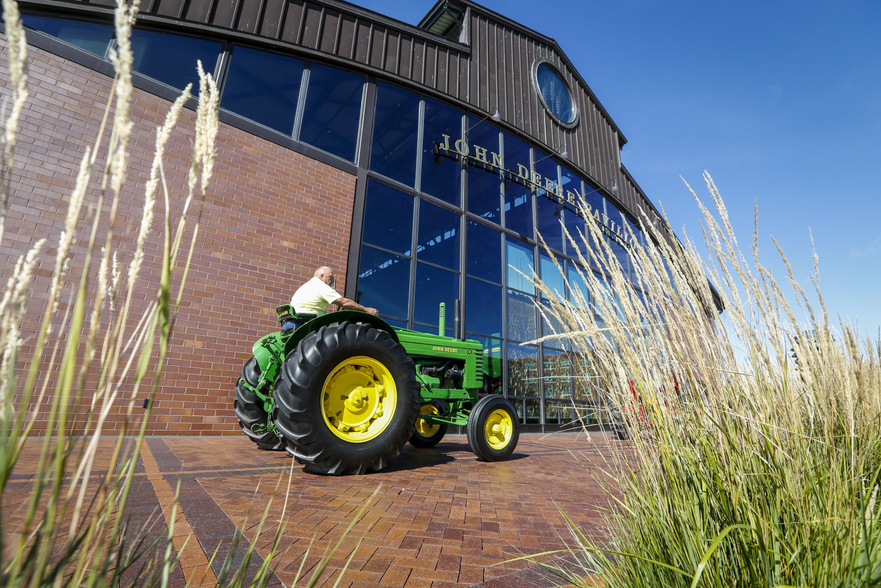091016-TRACTOR-PARADE-004